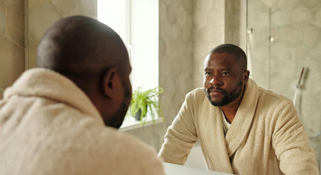 Homme barbu salle de bain peignoir polaire